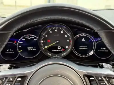Porsche Panamera Sport Turismo 2018 - 64999 EUR, 128000 km - AUTO.MOTO.pt - 128000km - foto 22 de 27