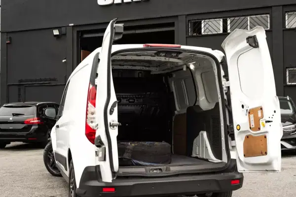 Ford Transit Connect 2020 - 15000 EUR, 147248 km - AUTO.MOTO.pt - 147248km - foto 6 de 20