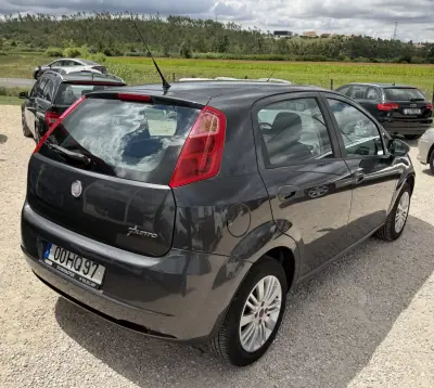 Fiat Grande Punto 2009 - 5870 EUR, 50685 km - AUTO.MOTO.pt - 50685km - foto 5 de 14