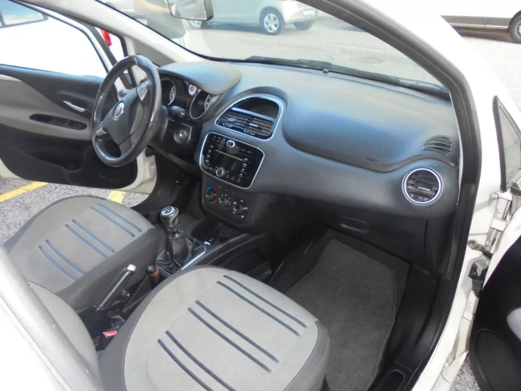 Fiat Punto 2010 - 5900 EUR, 147000 km - AUTO.MOTO.pt - 147000km - foto 18 de 28