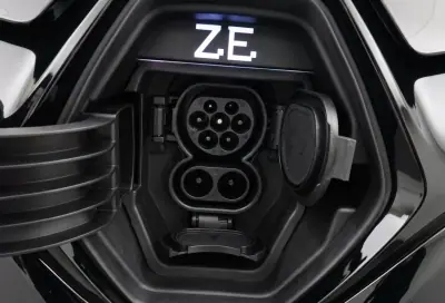 Renault Zoe 2020 - 13990 EUR, 129326 km - AUTO.MOTO.pt - 129326km - foto 4 de 5