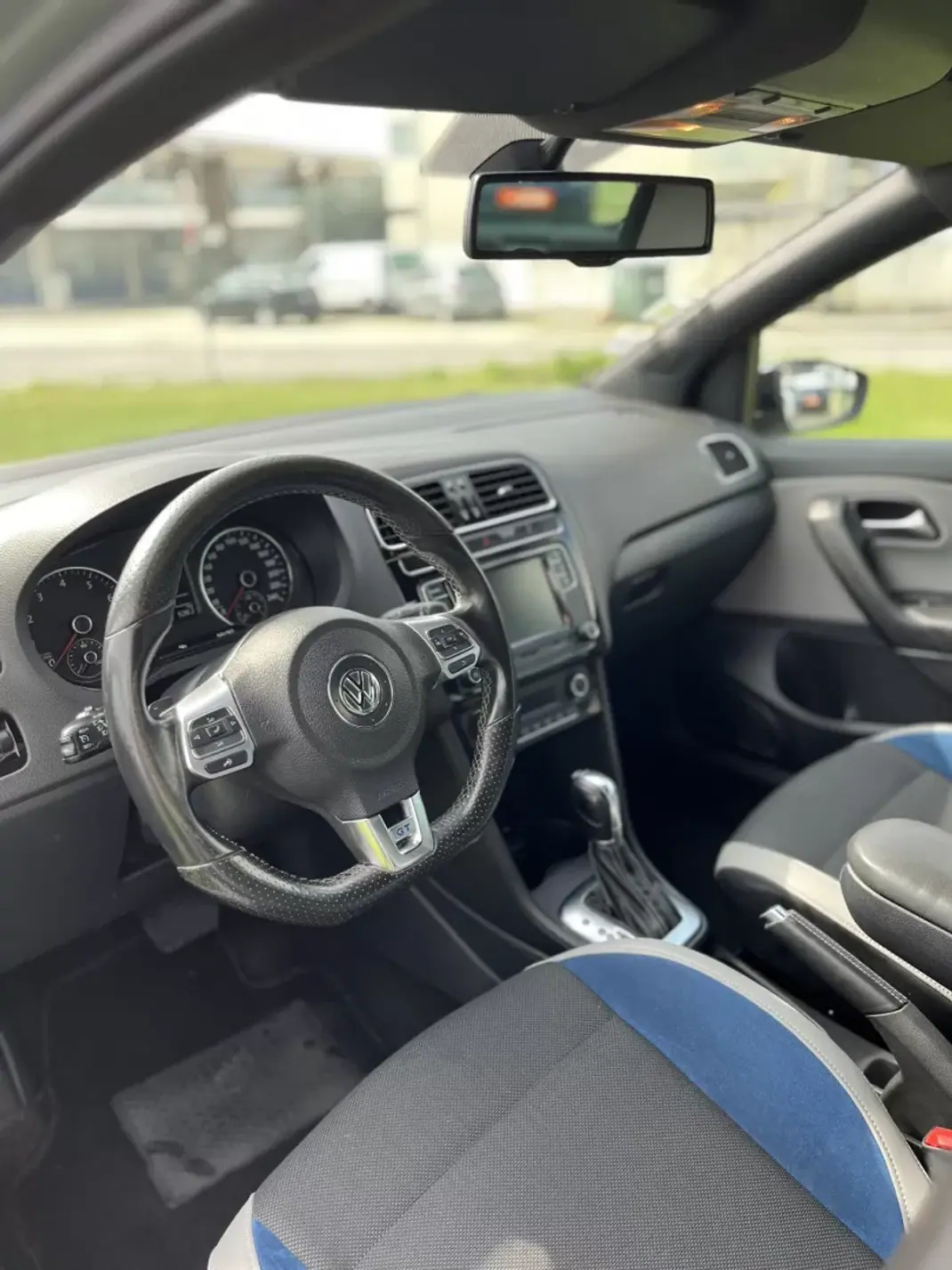 Volkswagen Polo 2013 - 12900 EUR, 150000 km - AUTO.MOTO.pt - 150000km - foto 10 de 13