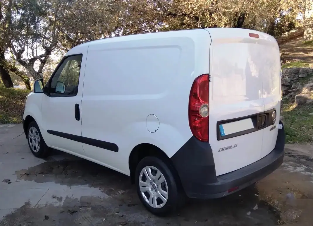 Fiat DOBLO CARGO 1.3 M-JET EASY 3 Lugares 2018 - 9250 EUR, 196000 km - AUTO.MOTO.pt - 196000km - foto 4 de 12