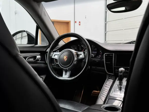 Porsche Panamera 2015 - 33990 EUR, 247000 km - AUTO.MOTO.pt - 247000km - foto 23 de 44