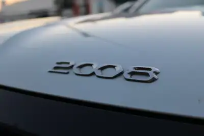 Peugeot 2008 2023 - 21500 EUR, 30000 km - AUTO.MOTO.pt - 30000km - foto 11 de 14