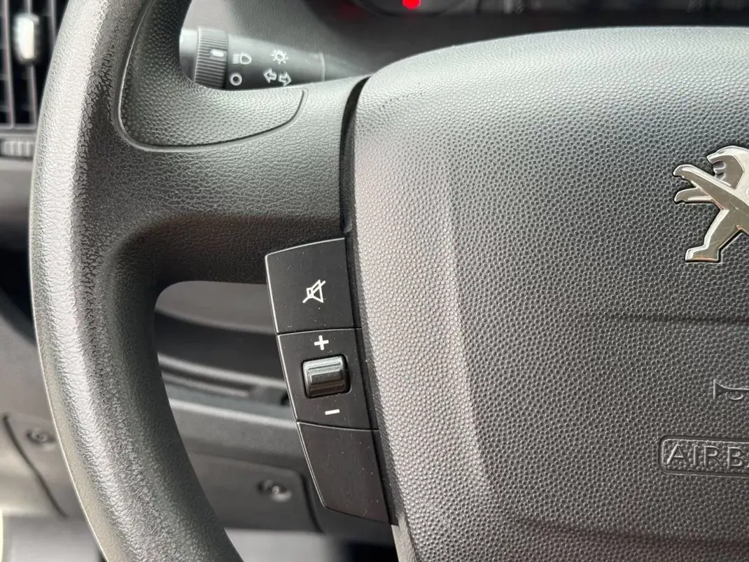 Peugeot 2020 - 16950 EUR, 100000 km - AUTO.MOTO.pt - 100000km - foto 16 de 24