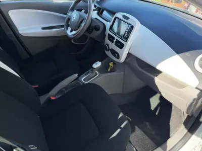 Renault Zoe 2018 - 11490 EUR, 75380 km - AUTO.MOTO.pt - 75380km - foto 9 de 19