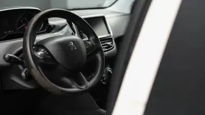 Peugeot 208 2015 - 9500 EUR, 210000 km - AUTO.MOTO.pt - 210000km - foto 17 de 25
