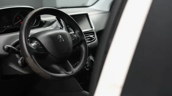 Peugeot 208 2015 - 9500 EUR, 210000 km - AUTO.MOTO.pt - 210000km - foto 17 de 25