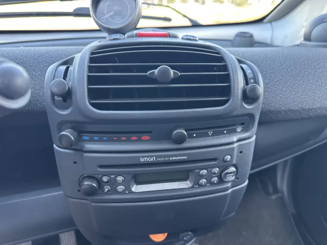 Smart ForTwo Coupé 2004 - 3490 EUR, 193000 km - AUTO.MOTO.pt - 193000km - foto 14 de 15