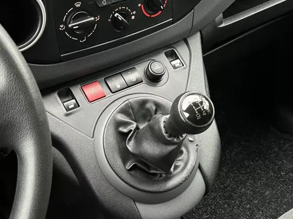 Peugeot Partner 1.6 BlueHdi 3 Lug 2018 - 9800 EUR, 200000 km - AUTO.MOTO.pt - 200000km - foto 18 de 20
