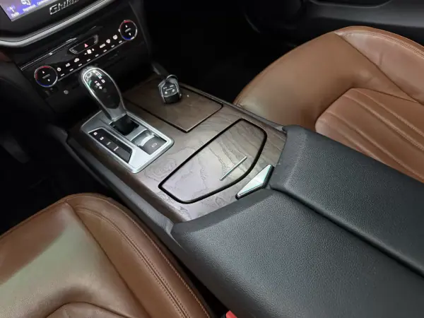 Maserati Ghibli 2014 - 36950 EUR, 112382 km - AUTO.MOTO.pt - 112382km - foto 44 de 50
