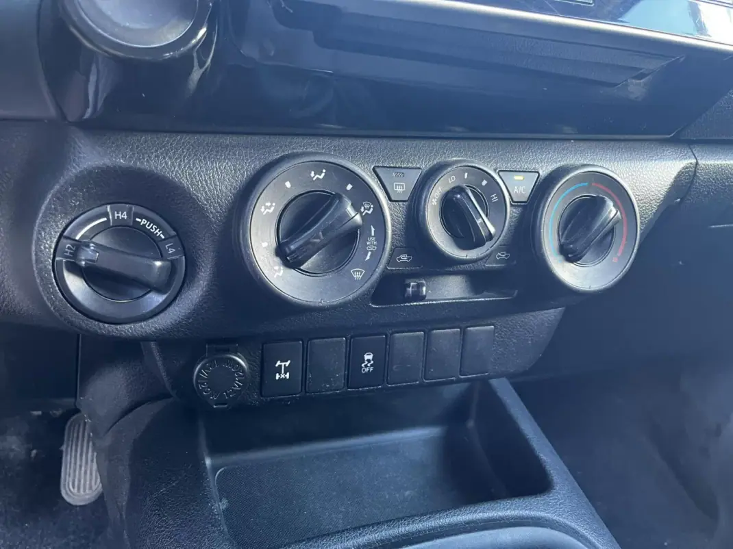 Toyota HILUX 2.4 D-4D 4WD CE TRI-BASCULANTE 2018 - 25900 EUR, 198136 km - AUTO.MOTO.pt - 198136km - foto 8 de 9