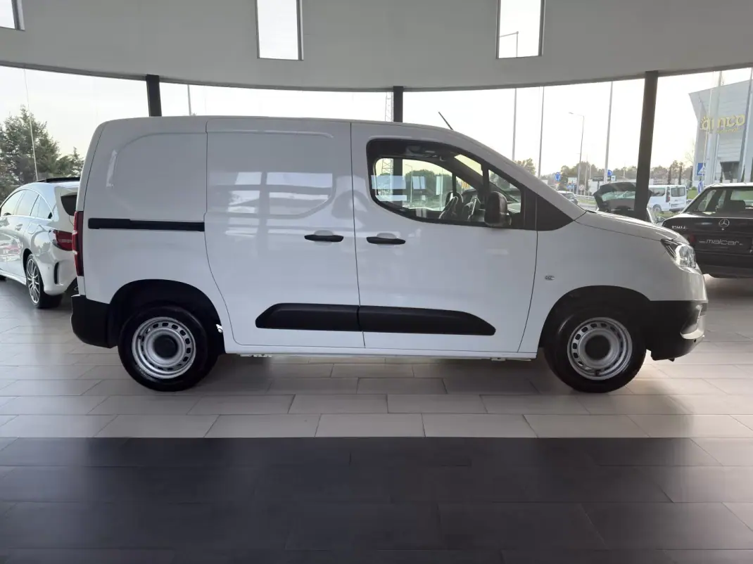 Toyota PROACE City EXCLUSIVE 2022 - 16490 EUR, 80811 km - AUTO.MOTO.pt - 80811km - foto 16 de 21