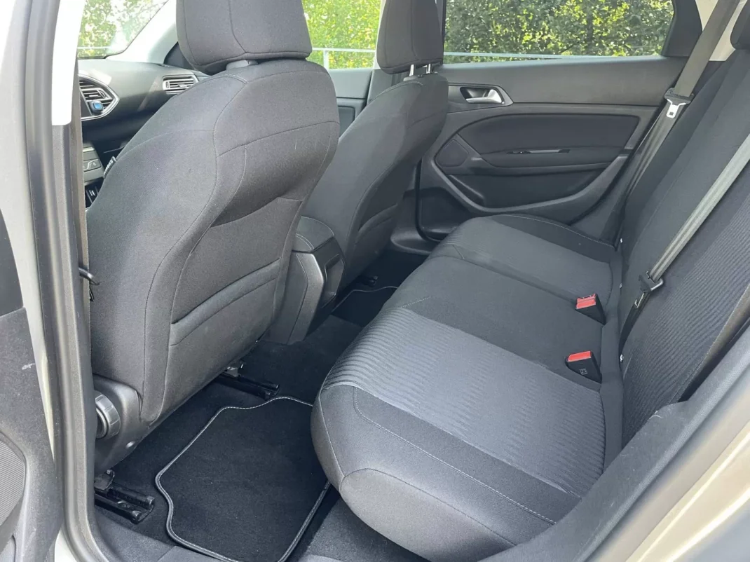 Peugeot 308 SW 2016 - 14000 EUR, 156000 km - AUTO.MOTO.pt - 156000km - foto 8 de 9