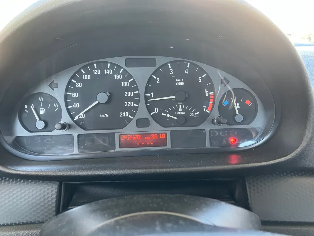 BMW 318 1998 - 1 EUR, 243428 km - AUTO.MOTO.pt - 243428km - foto 3 de 12