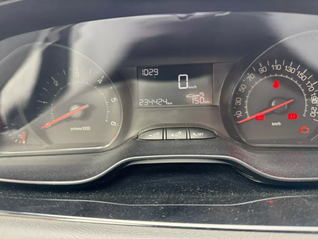 Peugeot 208 2015 - 6900 EUR, 234417 km - 234417km - foto 3 de 14