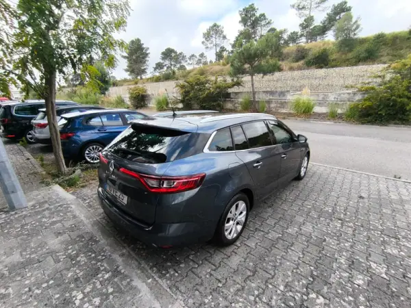 Renault Mégane Sport Tourer 2018 - 13750 EUR, 189000 km - AUTO.MOTO.pt - 189000km - foto 2 de 10