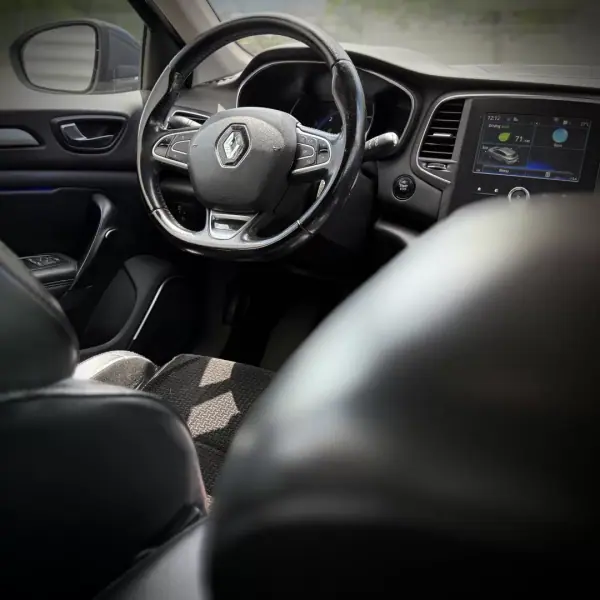 Renault Mégane 2017 - 11500 EUR, 185000 km - AUTO.MOTO.pt - 185000km - foto 7 de 20