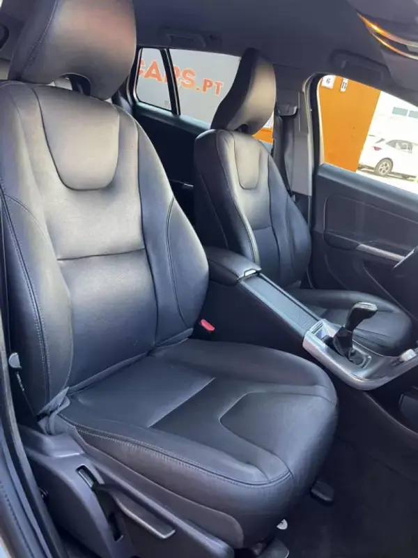 Volvo V60 2015 - 7900 EUR, 318884 km - AUTO.MOTO.pt - 318884km - foto 9 de 16