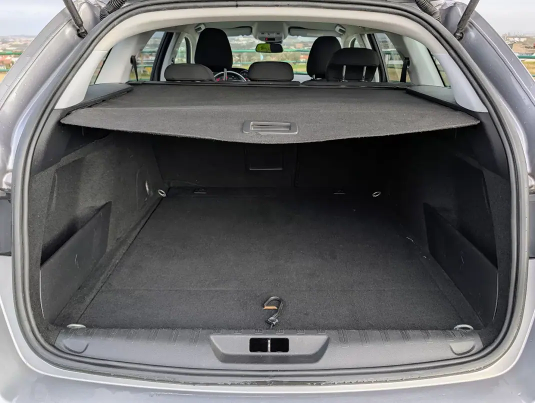 Peugeot 308 SW 2019 - 8500 EUR, 208333 km - AUTO.MOTO.pt - 208333km - foto 11 de 22