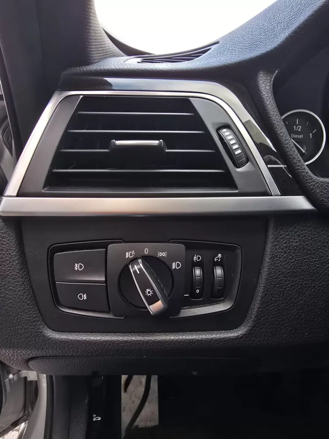 BMW 318 2018 - 19950 EUR, 170000 km - AUTO.MOTO.pt - 170000km - foto 16 de 18