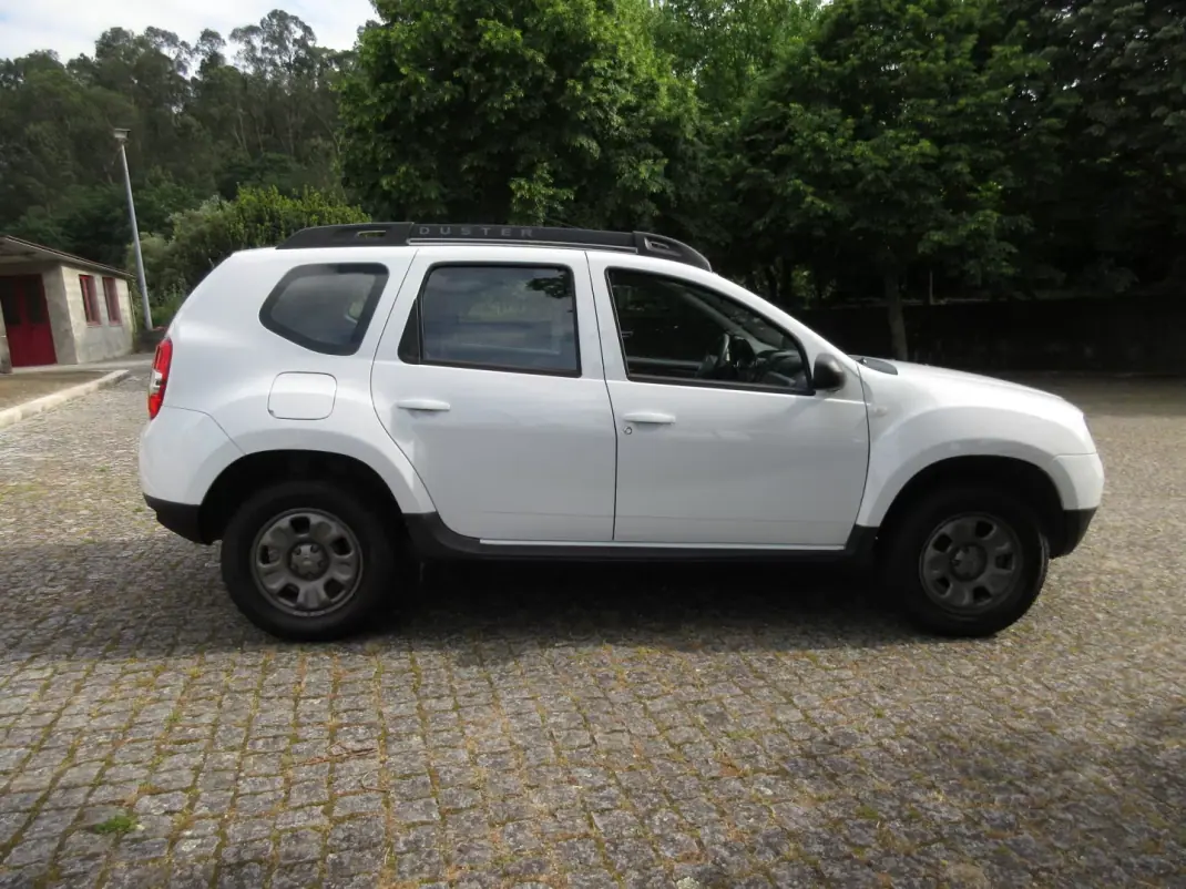 Dacia Duster 2015 - 10990 EUR, 208000 km - AUTO.MOTO.pt - 208000km - foto 9 de 35