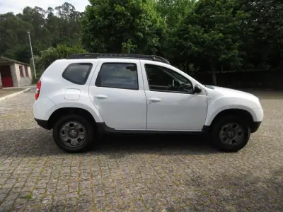 Dacia Duster 2015 - 10990 EUR, 208000 km - AUTO.MOTO.pt - 208000km - foto 9 de 35