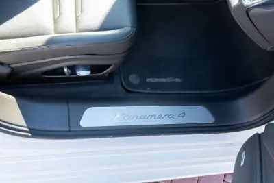 Porsche Panamera Sport Turismo 2020 - 72990 EUR, 132000 km - AUTO.MOTO.pt - 132000km - foto 17 de 22