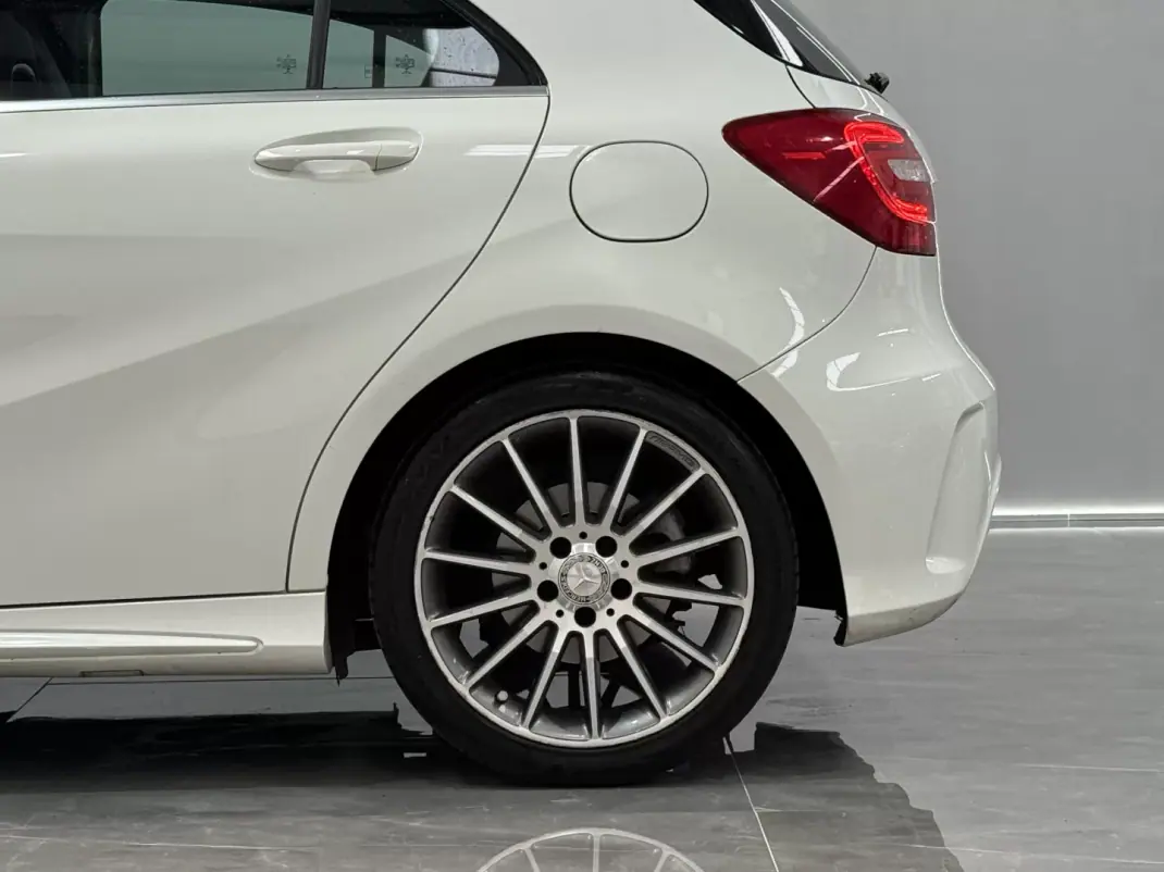 Mercedes-Benz A 180 2015 - 18990 EUR, 117000 km - AUTO.MOTO.pt - 117000km - foto 12 de 36