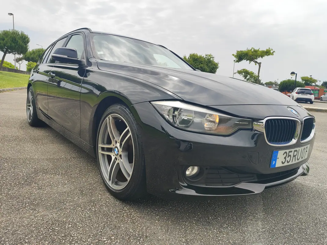 BMW 318 2013 - 9500 EUR, 324000 km - AUTO.MOTO.pt - 324000km - foto 1 de 12