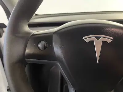 Tesla Model Y 2023 - 35450 EUR, 75000 km - AUTO.MOTO.pt - 75000km - foto 19 de 39