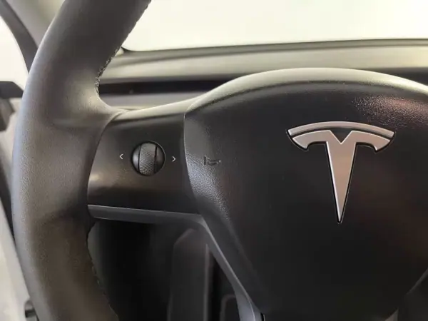 Tesla Model Y 2023 - 35450 EUR, 75000 km - AUTO.MOTO.pt - 75000km - foto 19 de 39