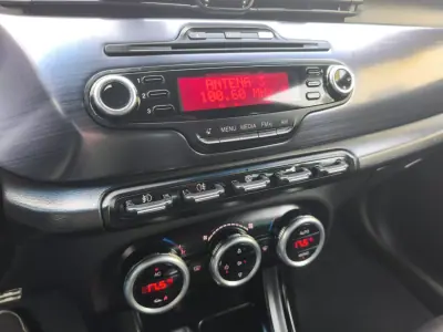 Alfa Romeo Giulietta 2011 - 8490 EUR, 155565 km - AUTO.MOTO.pt - 155565km - foto 15 de 19