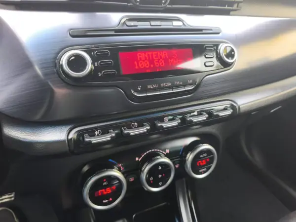 Alfa Romeo Giulietta 2011 - 8490 EUR, 155565 km - AUTO.MOTO.pt - 155565km - foto 15 de 19