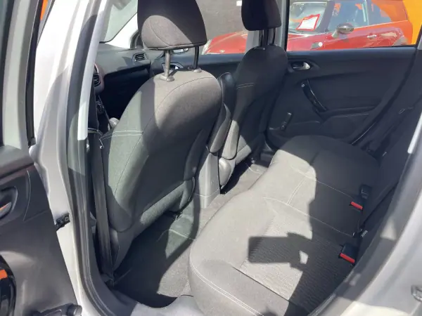 Peugeot 208 2016 - 13950 EUR, 129338 km - AUTO.MOTO.pt - 129338km - foto 9 de 12