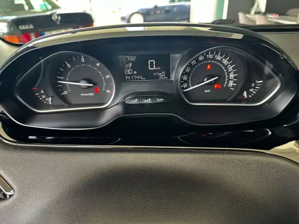 Peugeot 208 2018 - 11990 EUR, 141744 km - AUTO.MOTO.pt - 141744km - foto 11 de 21