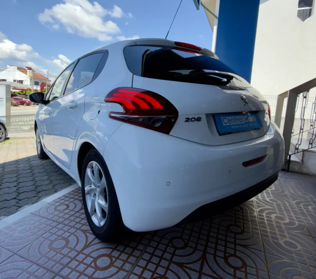 Peugeot 208 2016 - 8950 EUR, 83000 km - AUTO.MOTO.pt - 83000km - foto 8 de 25