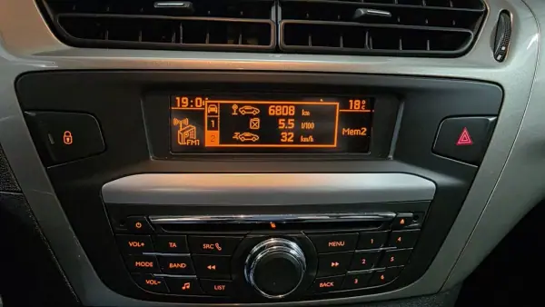Citroën C-Elysée 2014 - 9990 EUR, 42600 km - AUTO.MOTO.pt - 42600km - foto 11 de 19