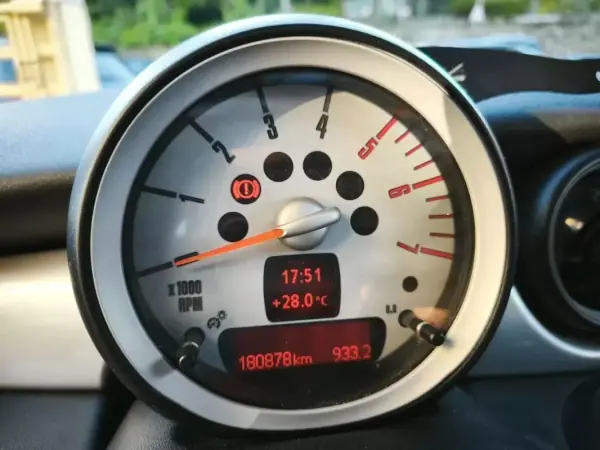 MINI Cooper 2008 - 8500 EUR, 180878 km - AUTO.MOTO.pt - 180878km - foto 26 de 27