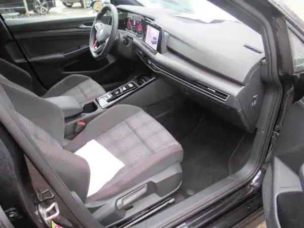 Volkswagen Golf 2023 - 33990 EUR, 20431 km - AUTO.MOTO.pt - 20431km - foto 5 de 8