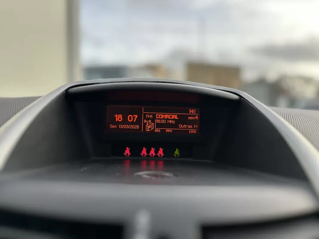Peugeot 207 2007 - 5990 EUR, 181000 km - AUTO.MOTO.pt - 181000km - foto 17 de 26