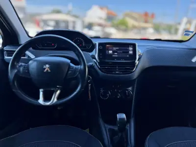 Peugeot 208 2017 - 9950 EUR, 147000 km - AUTO.MOTO.pt - 147000km - foto 15 de 24