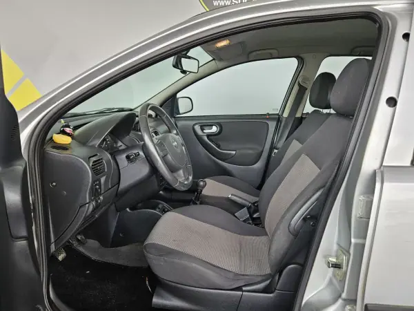 Opel Corsa 2005 - 3250 EUR, 180000 km - AUTO.MOTO.pt - 180000km - foto 6 de 10