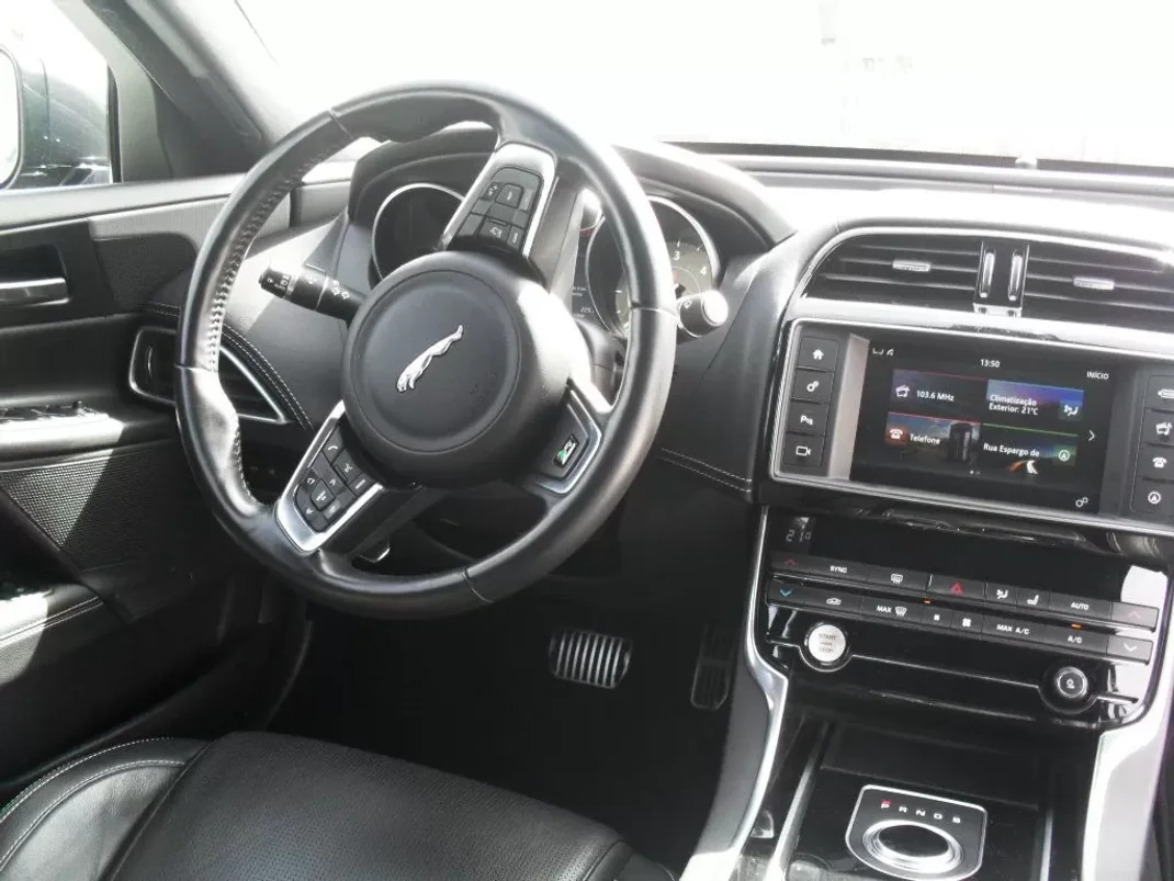 Jaguar XE 2017 - 25950 EUR, 59977 km - 59977km - foto 12 de 35