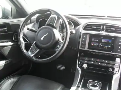 Jaguar XE 2017 - 25950 EUR, 59977 km - AUTO.MOTO.pt - 59977km - foto 12 de 35