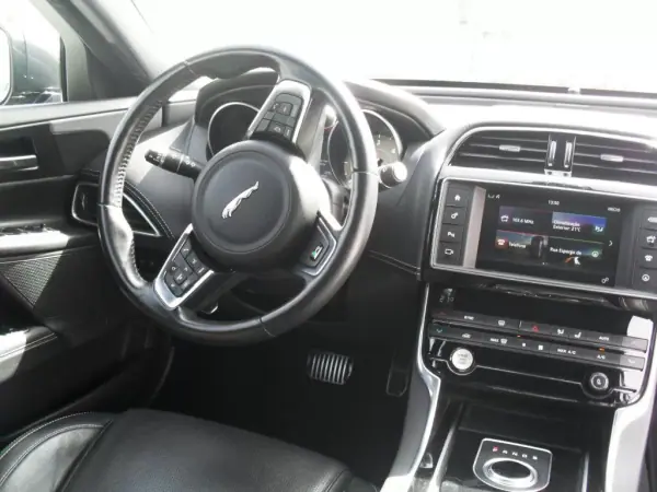 Jaguar XE 2017 - 25950 EUR, 59977 km - AUTO.MOTO.pt - 59977km - foto 12 de 35