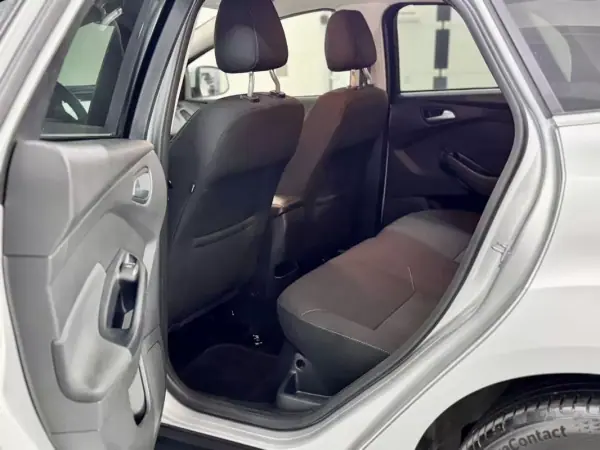 Ford Focus 2018 - 9950 EUR, 76000 km - AUTO.MOTO.pt - 76000km - foto 39 de 50