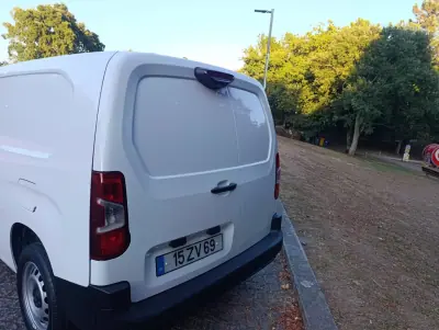 Peugeot Partner 2020 - 14900 EUR, 100000 km - AUTO.MOTO.pt - 100000km - foto 4 de 16