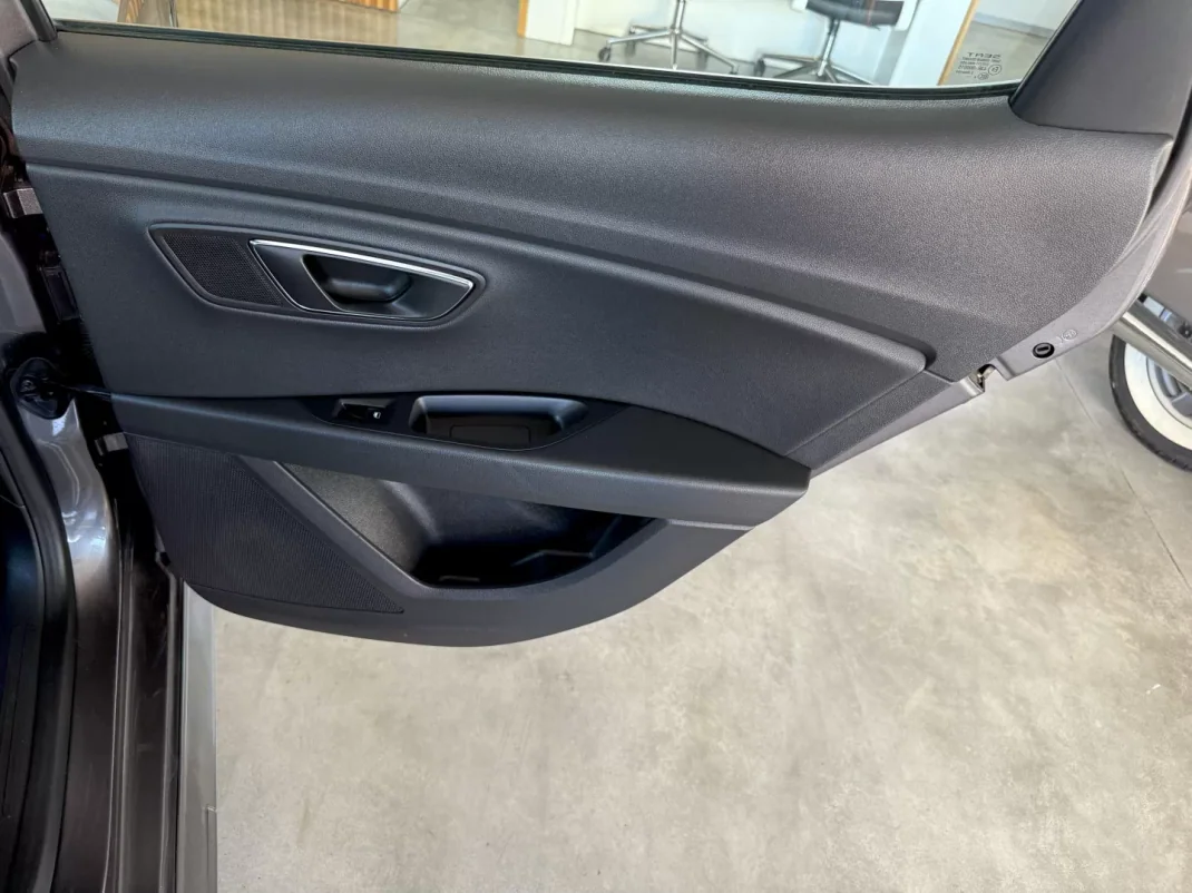 SEAT Leon 2015 - 14000 EUR, 181000 km - AUTO.MOTO.pt - 181000km - foto 67 de 92